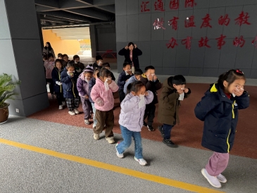 一群人站在台上&#xA;&#xA;中度可信度描述已自动生成