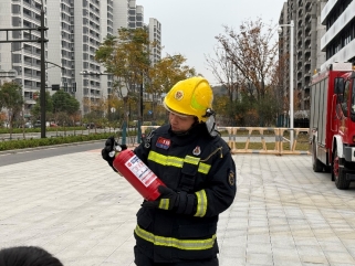 戴帽子的人在街道上&#xA;&#xA;中度可信度描述已自动生成