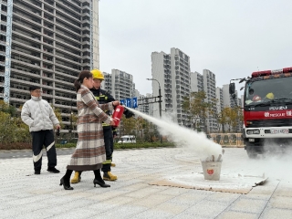 城市街道与高楼大厦的消防栓&#xA;&#xA;低可信度描述已自动生成