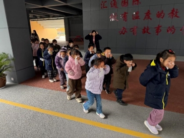 一群人站在台上&#xA;&#xA;中度可信度描述已自动生成